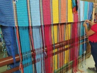 Hamac coloré en cours de fabrication artisanale, selon les techniques vénézuéliennes