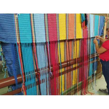 Hamac coloré en cours de fabrication artisanale, selon les techniques vénézuéliennes