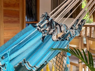 Hamac coloré bleu, noir et jaune en coton épais, tissé à la main au Venezuela