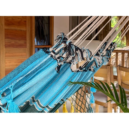 Hamac coloré bleu, noir et jaune en coton épais, tissé à la main au Venezuela