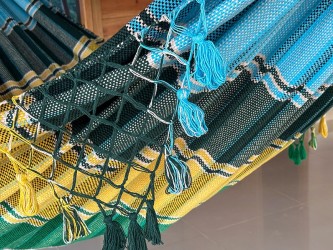Zoom sur les détails du tissage épais et coloré du hamac traditionnel de Barquisimeto