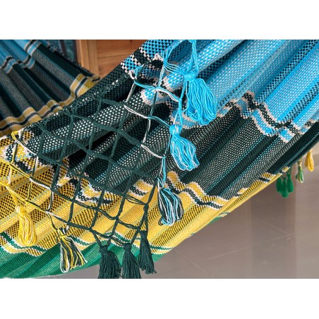Zoom sur les détails du tissage épais et coloré du hamac traditionnel de Barquisimeto