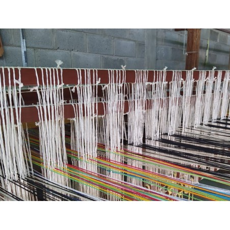 Vue d’atelier au Venezuela : plusieurs hamacs artisanaux suspendus, témoins d’un savoir-faire ancestral