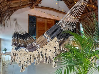 Hamac artisanal marron du Venezuela suspendu à l'intérieur d'une maison