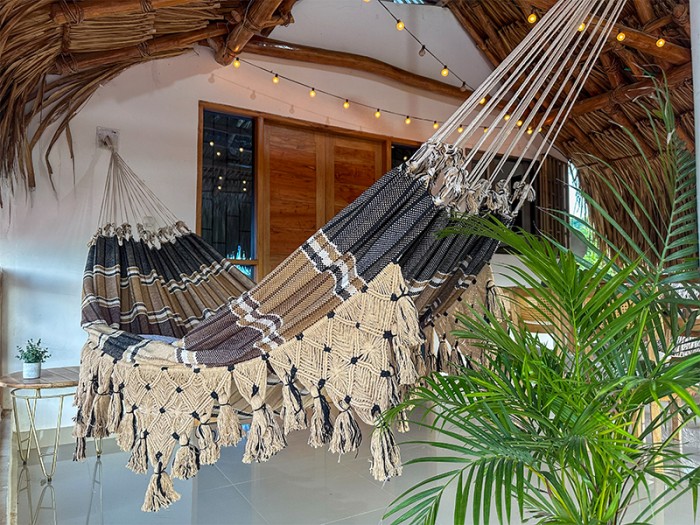 Hamac artisanal marron du Venezuela suspendu à l'intérieur d'une maison Hamac artisanal marron du Venezuela suspendu à l'intérieur d'une maison