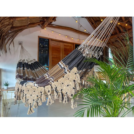 Hamac artisanal marron du Venezuela suspendu à l'intérieur d'une maison