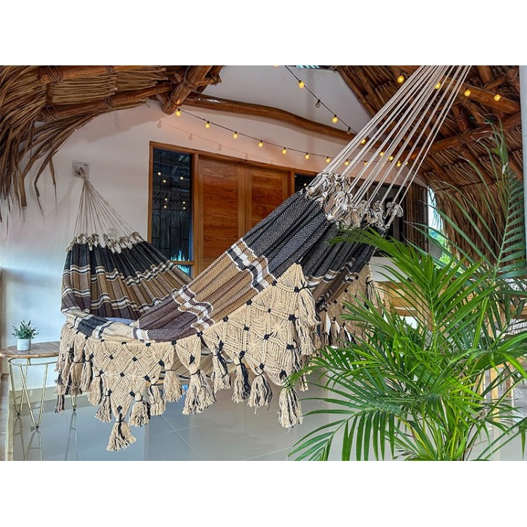 Hamac artisanal marron du Venezuela suspendu à l'intérieur d'une maison