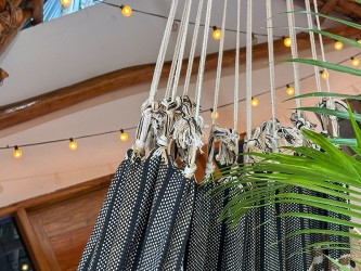 Hamac suspendu, prêt à l'usage, ambiance tropicale et relaxante