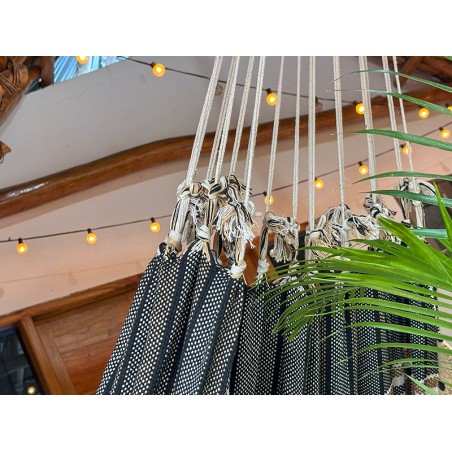 Hamac suspendu, prêt à l'usage, ambiance tropicale et relaxante