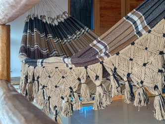 Tissage artisanal d’un hamac double aux tons sobres et élégants