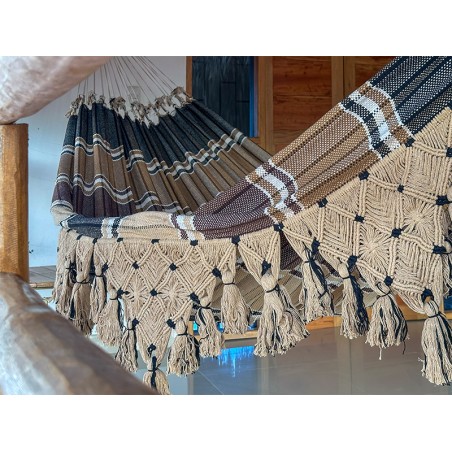 Tissage artisanal d’un hamac double aux tons sobres et élégants