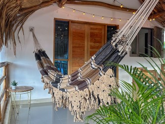 Vue latérale du hamac vénézuélien mettant en valeur ses franges décoratives