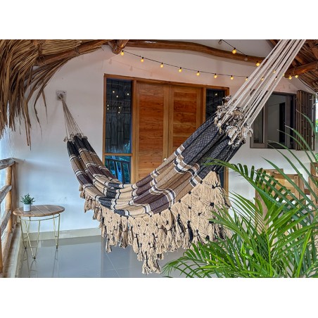 Vue latérale du hamac vénézuélien mettant en valeur ses franges décoratives