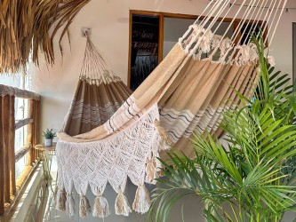 hamac vénézuélien fait main en coton épais, suspendu en terrasse avec franges artisanales