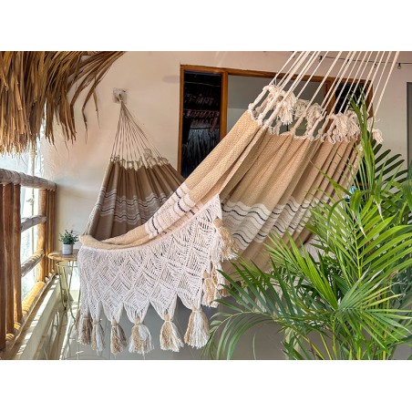 hamac vénézuélien fait main en coton épais, suspendu en terrasse avec franges artisanales