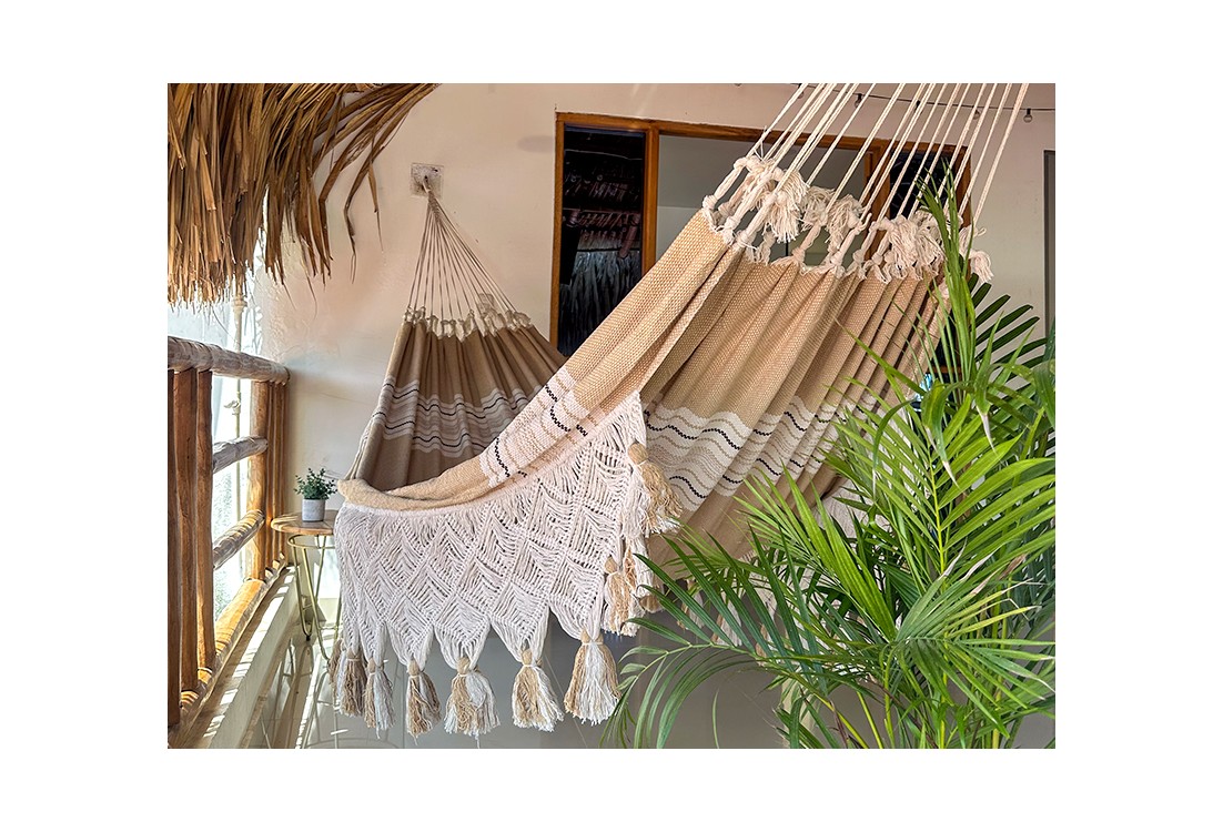 hamac vénézuélien fait main en coton épais, suspendu en terrasse avec franges artisanales