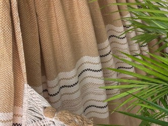 Zoom sur le tissage épais et les motifs ondulés du hamac vénézuélien