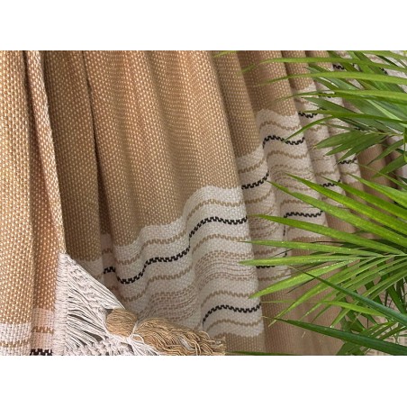 Zoom sur le tissage épais et les motifs ondulés du hamac vénézuélien