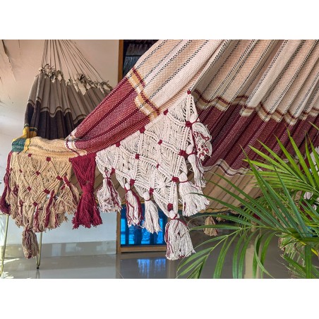 Franges faites main en macramé bordeaux et beige, hamac artisanal vénézuélien