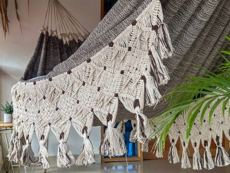Hamac artisanal en coton tissé à la main, détail de franges décoratives en macramé