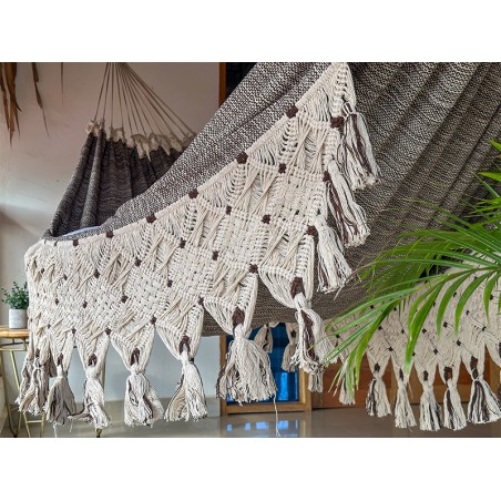 Hamac artisanal en coton tissé à la main, détail de franges décoratives en macramé