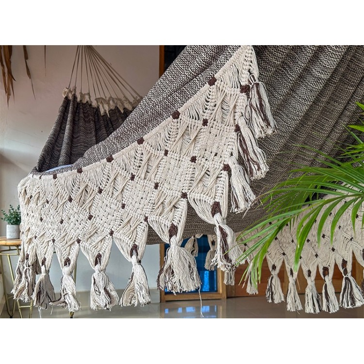 Hamac artisanal en coton tissé à la main, détail de franges décoratives en macramé