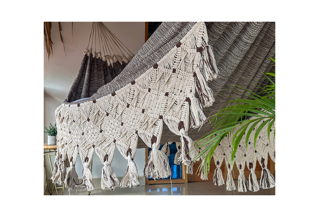 Hamac artisanal en coton tissé à la main, détail de franges décoratives en macramé