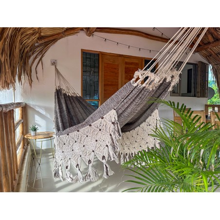 Hamac traditionnel fait main, design élégant avec des bords détaillés, idéal pour votre patio ou votre terrasse