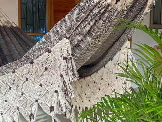 Hamac en coton tissé à la main installé dans un intérieur, alliant artisanat et confort pour votre maison