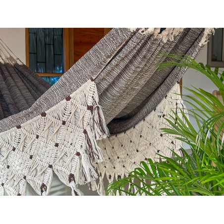 Hamac en coton tissé à la main installé dans un intérieur, alliant artisanat et confort pour votre maison