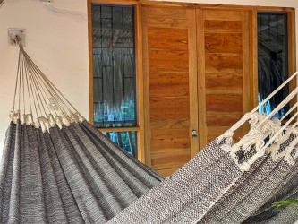 Détail des cordes et du support du hamac artisanal, montrant la résistance et la qualité de sa confection