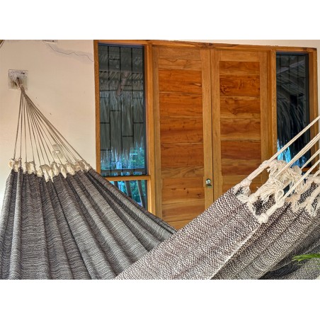 Détail des cordes et du support du hamac artisanal, montrant la résistance et la qualité de sa confection