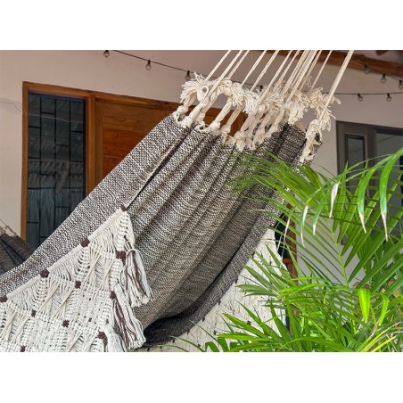 Processus de fabrication artisanale de hamacs en fil sur le métier à tisser, soulignant la tradition