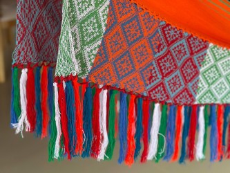 Détail du bord d'un hamac colombien multicolore