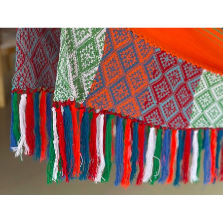 Détail du bord d'un hamac colombien multicolore