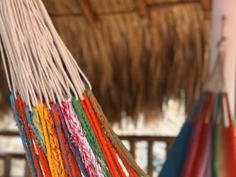 Plan détaillé des cordes des têtes d'un hamac colombien multicolore