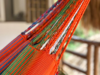 Plan détaillé latéral des cordes des têtes d'un hamac colombien multicolore