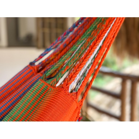 Plan détaillé latéral des cordes des têtes d'un hamac colombien multicolore