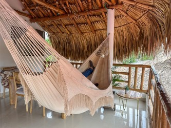 Détail de l'exquis motif artisanal de diamants et des franges du hamac colombien de couleur écru ou beige