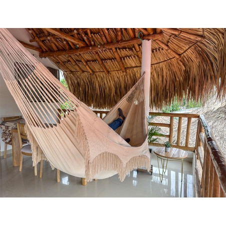 Détail de l'exquis motif artisanal de diamants et des franges du hamac colombien de couleur écru ou beige