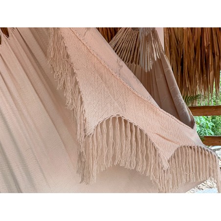 Grand hamac colombien de couleur écru ou beige avec motif diamants, suspendu sur un porche