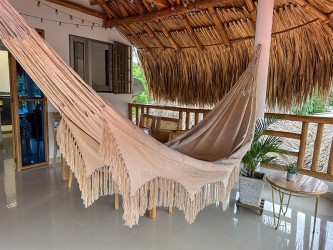 Hamac colombien XL de luxe de couleur écru ou beige avec un motif géométrique de diamants saisissant sur les bords et franges