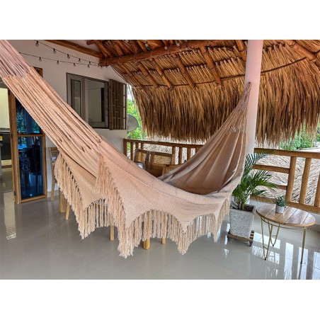 Hamac colombien XL de luxe de couleur écru ou beige avec un motif géométrique de diamants saisissant sur les bords et franges