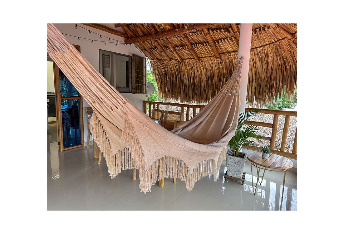Hamac colombien XL de luxe de couleur écru ou beige avec un motif géométrique de diamants saisissant sur les bords et franges