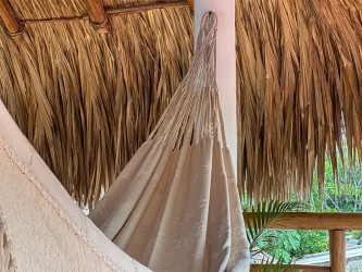 Vue rapprochée des cordes de fixation robustes et de la barre en bois du hamac colombien