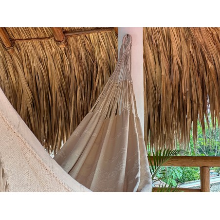 Vue rapprochée des cordes de fixation robustes et de la barre en bois du hamac colombien