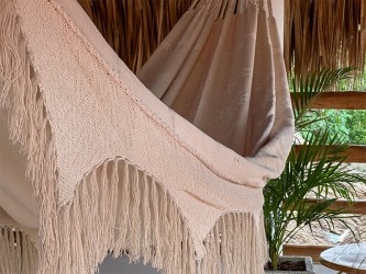 Hamac colombien de couleur écru ou beige avec son motif diamants distinctif sur les bords