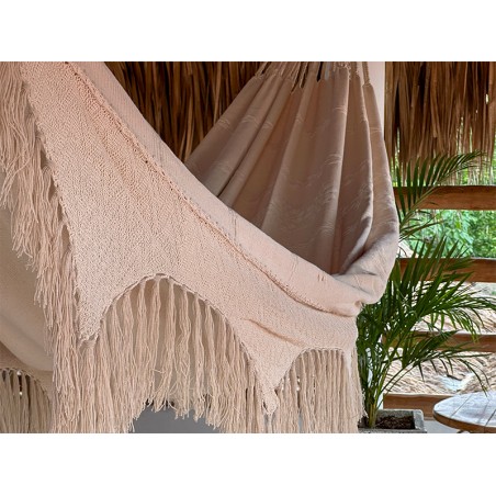 Hamac colombien de couleur écru ou beige avec son motif diamants distinctif sur les bords