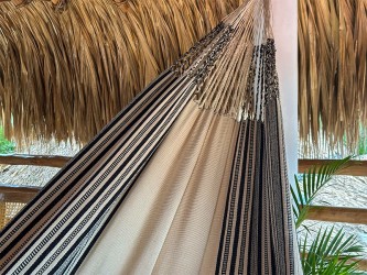 Vue rapprochée des cordes robustes et du tissu principal du hamac colombien, montrant la qualité de sa confection