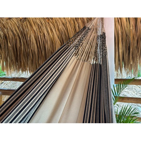 Vue rapprochée des cordes robustes et du tissu principal du hamac colombien, montrant la qualité de sa confection